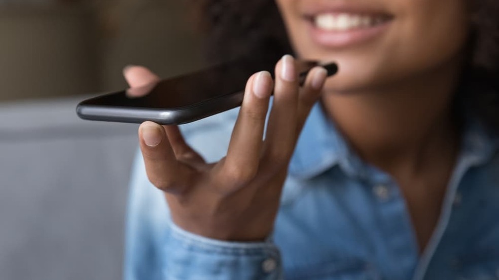 Assistente Doméstico Inteligente: Tecnologia de Voz Controla Todos os Dispositivos da Casa com Simples Comandos Assistente Doméstico Inteligente: Tecnologia de Voz Controla Todos os Dispositivos da Casa com Simples Comandos
